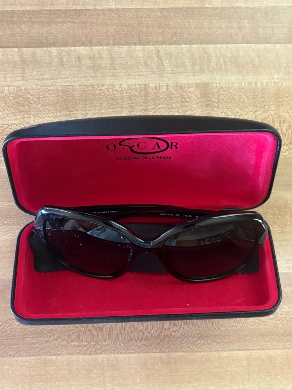 Oscar de la Renta Black Cat-Eye Sunglasses with Dark Lenses